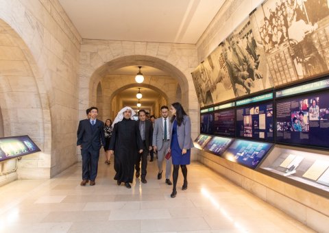 مكتبة ⁧‫نيويورك‬⁩ العامة تستضيف معالي الشيخ د ⁧‫محمد العيسى‬⁩ في جولةٍ خاصة على مرافقها.