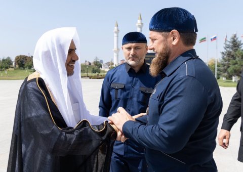 Le Président tchétchène Ramadan Kadyrov reçoit le D.Mohammad Alissa au palais présidentiel en vue de participer à l’inauguration de la plus grande mosquée d’Europe   au nom de la Ligue Islamique Mondiale qui représente tous les peuples musulmans.