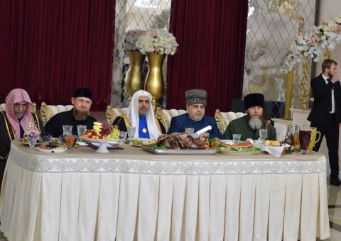 رابطہ عالم اسلامی کی ماسکو میں کانفرنس اور گروزنی میں اس کےاختتامی تقریب کی تصویری جھلکیاں۔پہلی تصویر میں چیچینیا کے صدر محترم رمضان قادیروف اپنے مہمانوں کی ضیافت کرتے ہوئے نظر آرہے ہیں۔