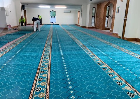 بحمد الله تعالى أتمت رابطة العالم الإسلامي فرش "مسجد النور" في نيوزلندا بأفخر أنواع السجاد مع اللباد