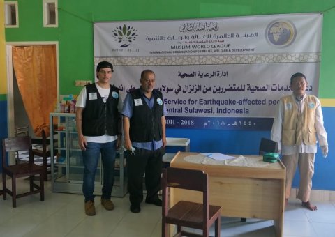 La Ligue Islamique Mondiale est la première entité internationale à apporter de l’aide aux victimes du tremblement de terre de l’île Sulawesi en Indonésie