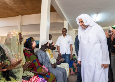 رابطہ عالم اسلامی  اپنے امدادی پروگرام کے ضمن میں  براعظم افریقہ میں اندھے پن کی روک تھام کے لئے سینیگال اور دیگر علاقوں میں موتیا کے آپریشن کے لئے فنڈ فراہم کرتی ہے