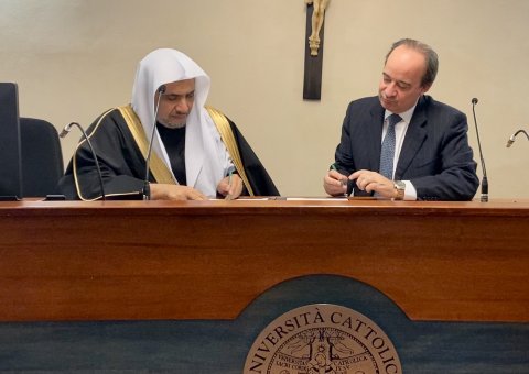 اطالوی کیتھولک یونیورسٹی کے چانسلر نے رابطہ عالم اسلامی کے سیکرٹری جنرل شیخ ڈاکٹر محمد العیسی کی تکریم کی 