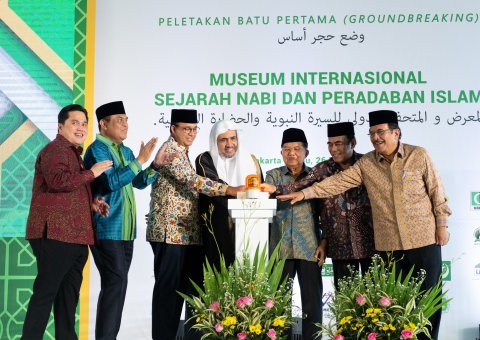 رابطہ کے سیکرٹری جنرل اور انڈونیشیا کے نائب صدر جکارتہ میں سیرت نبوی اور اسلامی تہذیب میوزیم کی شاخ کا سنگ بنیاد رکھ رہے ہیں