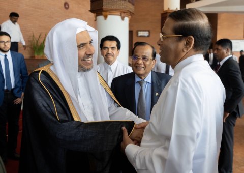 Le Président sri lankais en discussion avec le D.Mohammad Alissa dont il apprécie les efforts de la Ligue Islamique Mondiale dans le monde en vue de promouvoir la paix, l’harmonie religieuse et ethnique; le sommet à Colombo est suite aux attentats qui ont frappé le Sri Lanka.