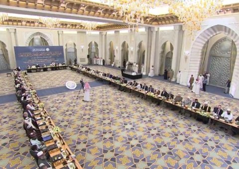 Les Savants Musulmans Mecque lancent dans le cadre de la réunion du Haut-Conseil de la Ligue islamique mondiale « le prix du Conseil de la jurisprudence islamique » et celui de « la Charte de La Mecque ».