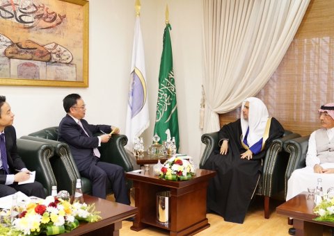 HE Dr. Mohammad Alissa met with the Chinese Ambassador to Saudi Arabia Chen Weiqing at the MWL headquarters to discuss the shared values of peace and harmony