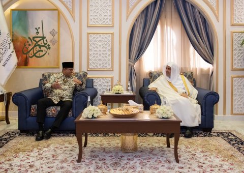 His Excellency Sheikh Dr. Mohammad Al-Issa, Secretary-General of the MWL and Chairman of the Organization of Muslim Scholars, met with His Excellency Dr. Anies Baswedan, former Governor of Jakarta and Indonesian presidential candidate