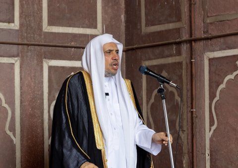 Suite à l'invitation de l'imam et prédicateur de la mosquée, et à l'accueil général des fidèles le Secrétaire Général, Président de l'Organisation des savants musulmans, cheikh Mohammad Al-Issa, fait le sermon du Vendredi à la Grande Mosquée de la capital