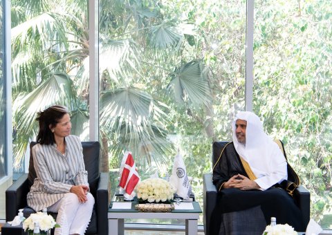Yang Mulia Sekretaris Jenderal LMD, Ketua Asosiasi Ulama Muslim,  Syekh Dr.Mohammed Al-issa bertemu dengan Yang Mulia Duta Besar Kerajaan Denmark untuk Kerajaan Arab Saudi, Ny. Liselotte Plesner