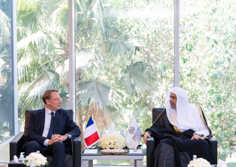 ‏Yang Mulia Sekretaris Jenderal, Ketua Asosiasi Ulama Muslim, Syekh Dr. Mohammed Al-Issa  menerima di kantornya di Riyadh, Duta Besar Republik Prancis untuk Kerajaan Arab Saudi