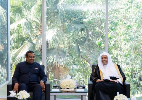 سیکرٹری جنرل رابطہ اور چیئرمین مسلم علماء کونسل عزت مآب شیخ ڈاکٹر محمد العیسی نے ریاض میں اپنے دفتر میں انڈیا فاؤنڈیشن کے صدر جناب رام مدہو کا استقبال کیا