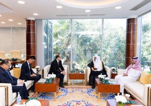 Yang Mulia Sekretaris Jenderal LMD, Ketua Asosiasi Ulama Muslim, Syekh Dr. Mohammed Al-issa , bertemu di kantornya di Riyadh dengan Yang Mulia Duta Besar Dr. Teng Sheng-Ping
