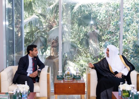 Yang Mulia Sekretaris Jenderal LMD, Ketua Asosiasi Ulama Muslim, Syekh Dr. Mohammed Al-issa , bertemu di kantornya di Riyadh dengan Yang Mulia Anggota Parlemen Inggris, Tuan Rehman Chishti