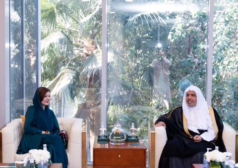 Yang Mulia Sekretaris Jenderal LMD, Ketua Asosiasi Ulama Muslim, Syekh Dr. Mohammed Al-issa , bertemu di kantornya di Riyadh dengan Yang Mulia Penasihat Khusus Perdana Menteri Pakistan untuk Urusan Perempuan