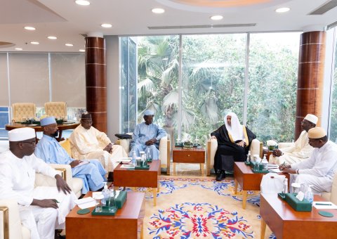 Yang Mulia Sekretaris Jenderal LMD, Ketua Asosiasi Ulama Muslim, Syekh Dr. Mohammed Al-issa     menyambut delegasi dari Republik Chad