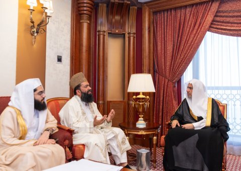 His Excellency Sheikh Dr. Mohammed Al-Issa, Secretary-General of the MWL and Chairman of the Organization of Muslim Scholars, met with His Eminence Sheikh Muhammad AbdulKhabeer Azad, the Grand Imam of Pakistan