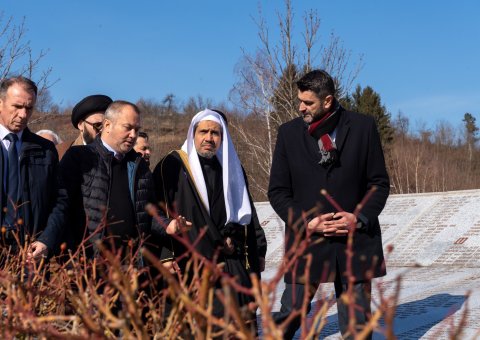 En 2020, MohammadAlissa a conduit des délégations d'éminents érudits musulmans à Auschwitz en Pologne et Srebrenica en Bosnie-Herzégovine, lieux où ont été perpétrés d'horribles génocides. Nous ne devons jamais permettre que ces tragédies se répètent.