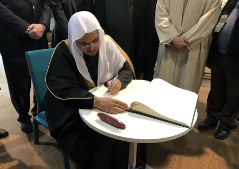 Surrounded by senior Muslim scholars and delegates from AJCGlobal and JHIInstytut ,HE Dr. Mohammad Alissa signed the Visitors’ Book at the polinmuseum .He thanked staff for educating our delegation on the Horrors of the Holocaust