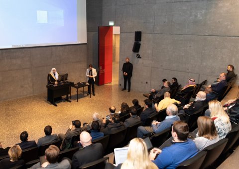 L'année dernière, Mohammad Alissa a donné une conférence aux étudiants de la plus grande université d’Islande uni_iceland sur l'importance d'une communication ouverte: "Le dialogue entre les religions, les cultures et les civilisations construit des ponts de compréhension. »