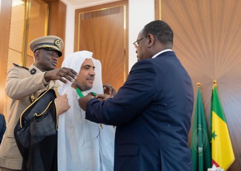 الرئيس السنغالي يقلد الشيخ العيسى وسام الدولة الأكبر.