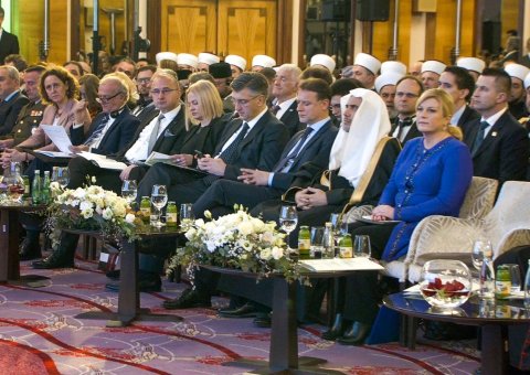رئيسة جمهورية كرواتيا خلال افتتاحها لمؤتمر رابطة العالم الإسلامي، بحضور الشيخ العيسى ورئيس البرلمان ورئيس الوزراء الكرواتي.