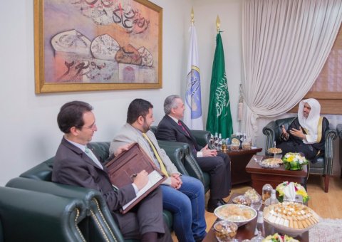 Le Secrétaire Général de la Ligue Islamique Mondiale recevant l’Ambassadeur du Brésil auprès du Royaume pour une rencontre qui a porté sur des sujets d’intérêt commun.