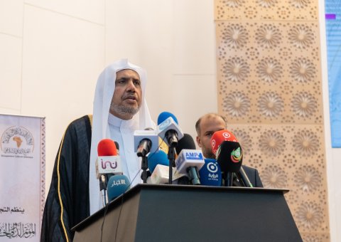 نواکشوط میں سیرت النبی کانفرنس سے سیکرٹری جنرل اور چیئرمین مسلم علماء کونسل عزت مآب شیخ ڈاکٹر ‫محمد العیسی‬ خطاب کرتے ہوئے: