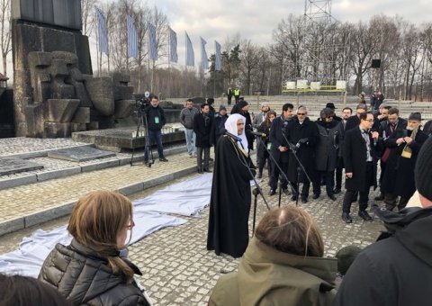 Mohammad Alissa s'est adressé aux dirigeants musulmans et aux représentants juifs de l’AJCGlobal devant le monument international du musée d'Auschwitz, en qualifiant les atrocités produites de «crime contre l'humanité».