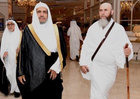 Le SG de la Ligue, Cheikh D. Abdel Karim Al-Issa recevant à l’aéroport du Roi Abdelaziz  de Djeddah le Mufti de la république de Tchétchènie, Cheikh Salah Mezhiev.