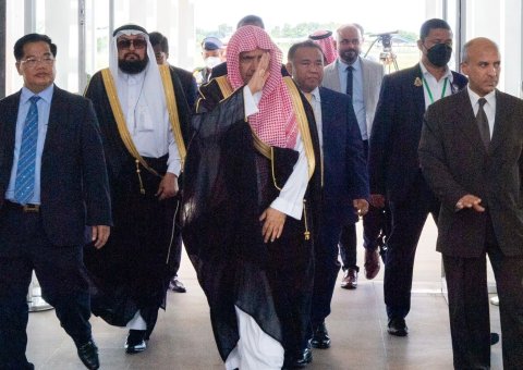 سرکاری دعوت پر، شیخ ڈاکٹر محمد العیسی کی رابطہ عالم اسلامی کے وفد کے ہمراہ کمبوڈیا کے پنوم پن بین الاقوامی ائرپورٹ پر آمد