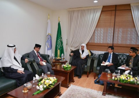 Les rédacteurs en chef des principaux journaux indonésiens rencontrent le Secrétaire Général de la Ligue, le Cheikh et Docteur Mohammad bin AbdoulKarim Al Issa, dans son bureau de Riyadh