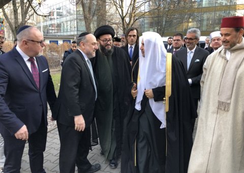 HE Dr. Mohammad Alissa and Muslim dignitaries were greeted at the Nożyk Synagogue by Chief Rabbi Michael Schudrich and other Jewish leaders this afternoon