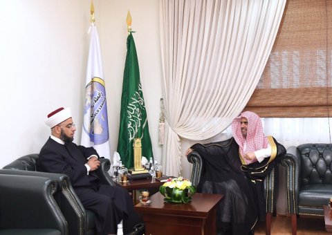 His Excellency the S.G. received in his Riyadh Office this afternoon His Eminence Sheikh Naji Allouche a scholar from Lebanon