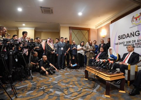 Le SG de la LIM avec le Vice-Premier Ministre malaisien durant la conférence de presse donnée suite au congrès mondial sur la sécurité internationale.