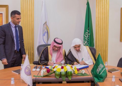 Le Secrétaire Général de la Ligue Islamique Mondiale recevant le Secrétaire Général de l’institut d’évaluation du Conseil de coopération des pays du Golfe afin de signer des accords de collaboration.