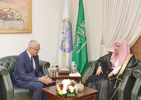 معالي الشيخ د. محمد العيسى ملتقياً في وقت سابق سعادة سفير استراليا لدى المملكة العربية السعودية
