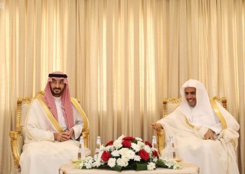 Le Prince Abdallah bin Bandar bin Abdelaziz, adjoint du gouverneur de la Mecque visitant le SG de la LIM, membre du comité des grands savants, Cheikh Abdelkarim Al-Issa dans sa demeure