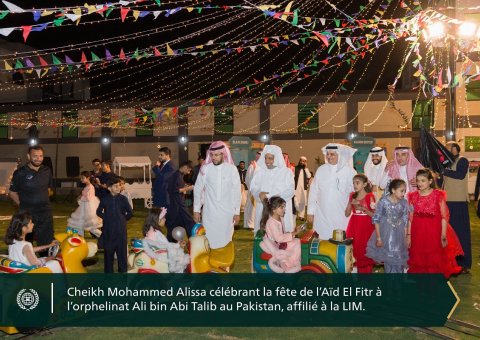 Photo de la célébration de cheikh  Mohammed Al-Issa, SG de la LIM, de la fête de l’Aïd El Fitr à l’orphelinat Ali bin Abi Talib au Pakistan qui compte près de 4600 orphelins :