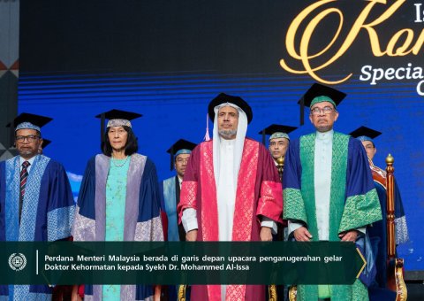 menganugerahkan gelar Doktor Kehormatan dalam Ilmu Politik kepada Yang Mulia Sekretaris Jenderal LMD, Ketua Asosiasi Ulama Muslim, Syekh Dr. Mohammed Alissa