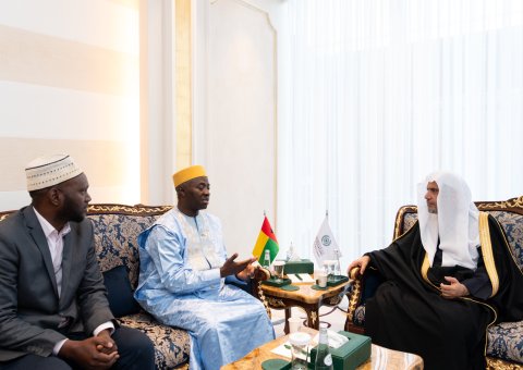 Le Secrétaire Général, Président de l'Organisation des savants musulmans, cheikh Mohammed Al-Issa a reçu à Riyad, l'Ambassadeur extraordinaire de la République de Guinée-Bissau auprès du Royaume d'Arabie Saoudite, M. Dino Seidi