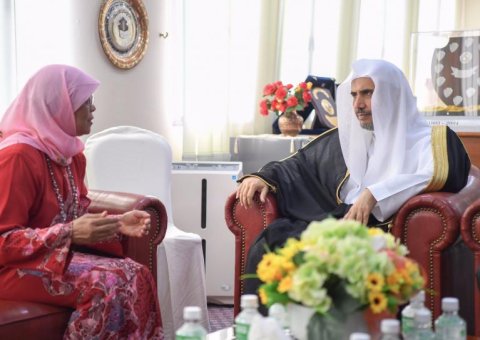 La Présidente de la République singapourienne, Madame Halimah Yacob, recevant le Secrétaire Général de la LIM lors de sa visite à Singapour.