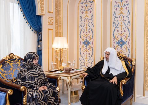 Le Secrétaire Général, cheikh Mohammed Al-Issa a rencontré à La Mecque, la Ministre et diplomate active dans le domaine de la contribution au développement des femmes sur le continent africain, Ayesha Em'hmem.