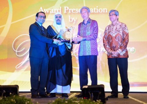 Le SG recevant du Vice premier ministre à Singapour le prix de la promotion de la tolérance et du rapprochement des adeptes des religions