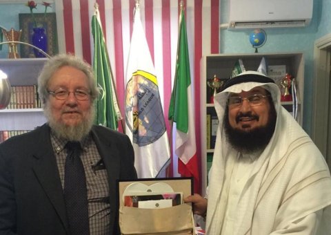 Le Pr. Francisco de l'Institut du Vatican visitant le D. Sarhan, directeur du bureau de la LIM en Italie pour renforcer leur relations.