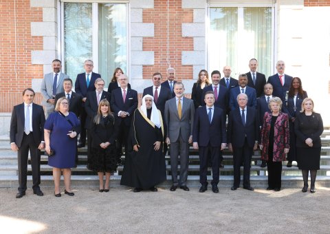 Di hadapan Yang Mulia Syekh Dr. Mohammed Alissa Sebagai tamu kehormatan, Yang Mulia Raja Felipe VI dari Spanyol menyambut kelompok elit yang terdiri dari pemimpin senior kementerian hukum dan legislatif serta ketua dewan dan mahkamah konstitusi