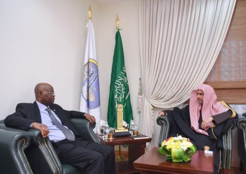 ‏معالي أمين عام ‫رابطة العالم الإسلامي ملتقياً في مكتبه بالرياض اليوم سفير جمهورية بوروندي لدى المملكة العربية السعودية السيد عيسى موسى تامبوكا