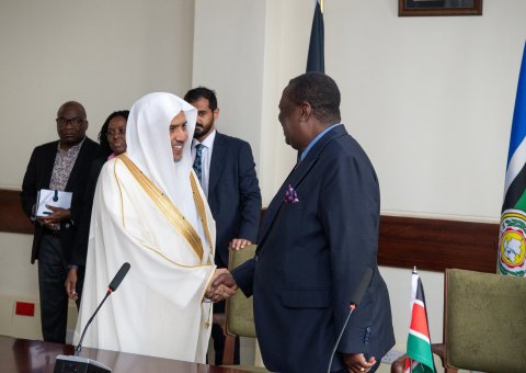 El Primer Ministro de la República de Kenia, Sr. Musalia Mudavadi, recibió al Secretario General, Presidente de la Comisión de Ulemas, el Sheij Mohammed Al-Issa