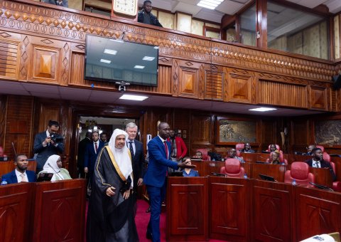 El Parlamento de la República de Kenia recibió en su sede histórica en Nairobi al Secretario General, Presidente de la Comisión de Ulemas, el Sheij Mohammed Al-Issa