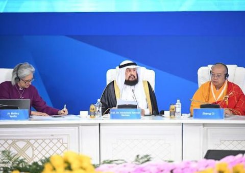 Yang Mulia Dr. Abdulaziz Sarhan dan Syekh Abdul Latif Al-Mutlaq mewakili Liga Muslim Dunia dalam Konferensi "Para Pemimpin Agama Dunia dan Tradisional" di Kazakhstan.